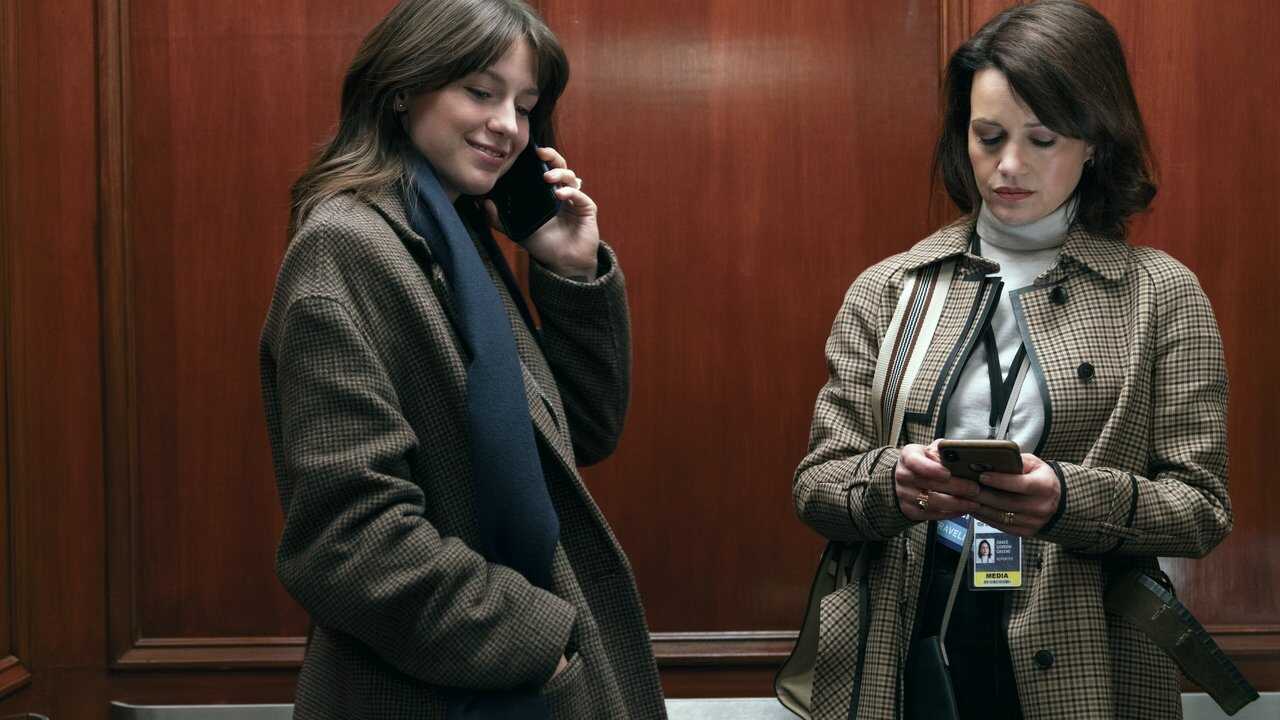 ES - Las chicas del autobús (2024) 4