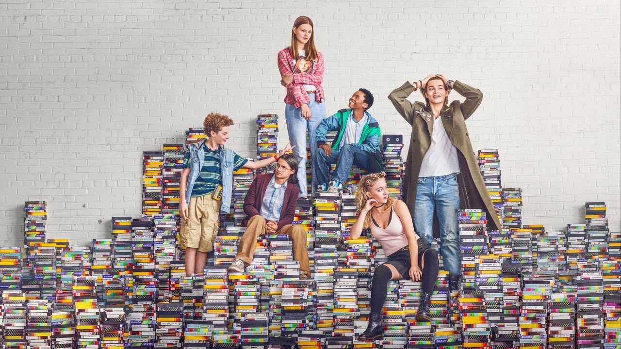 EN - Everything Sucks! (2018) 2