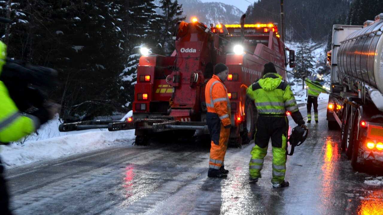 D+ - Ice Road Rescue (2015) 4