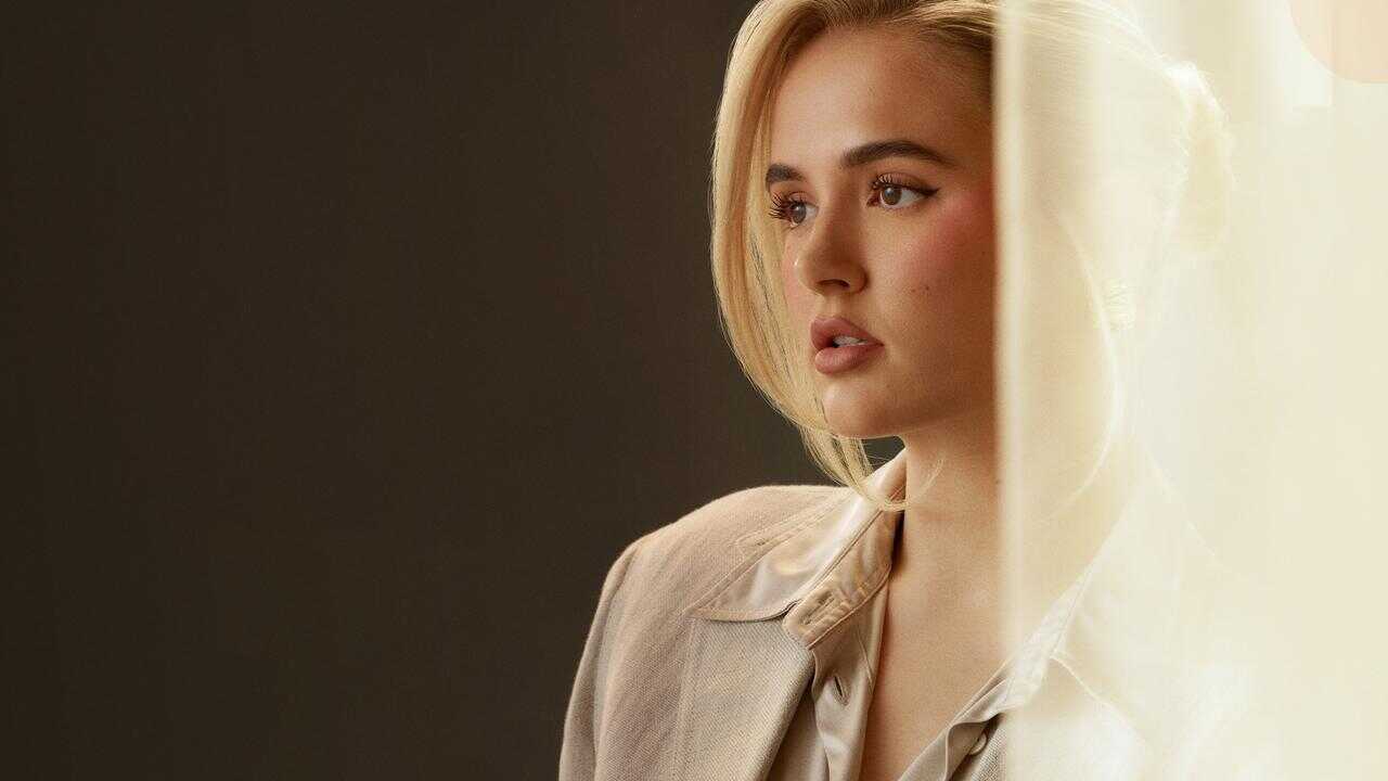 EN - Molly Mae: Behind It All (2025) 0