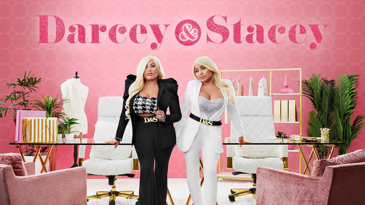 EN - Darcey & Stacey (2020) 2