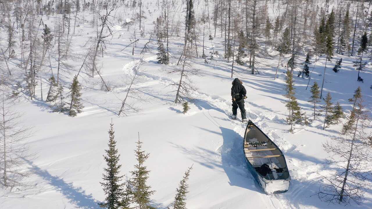 Un canot dans la neige 0