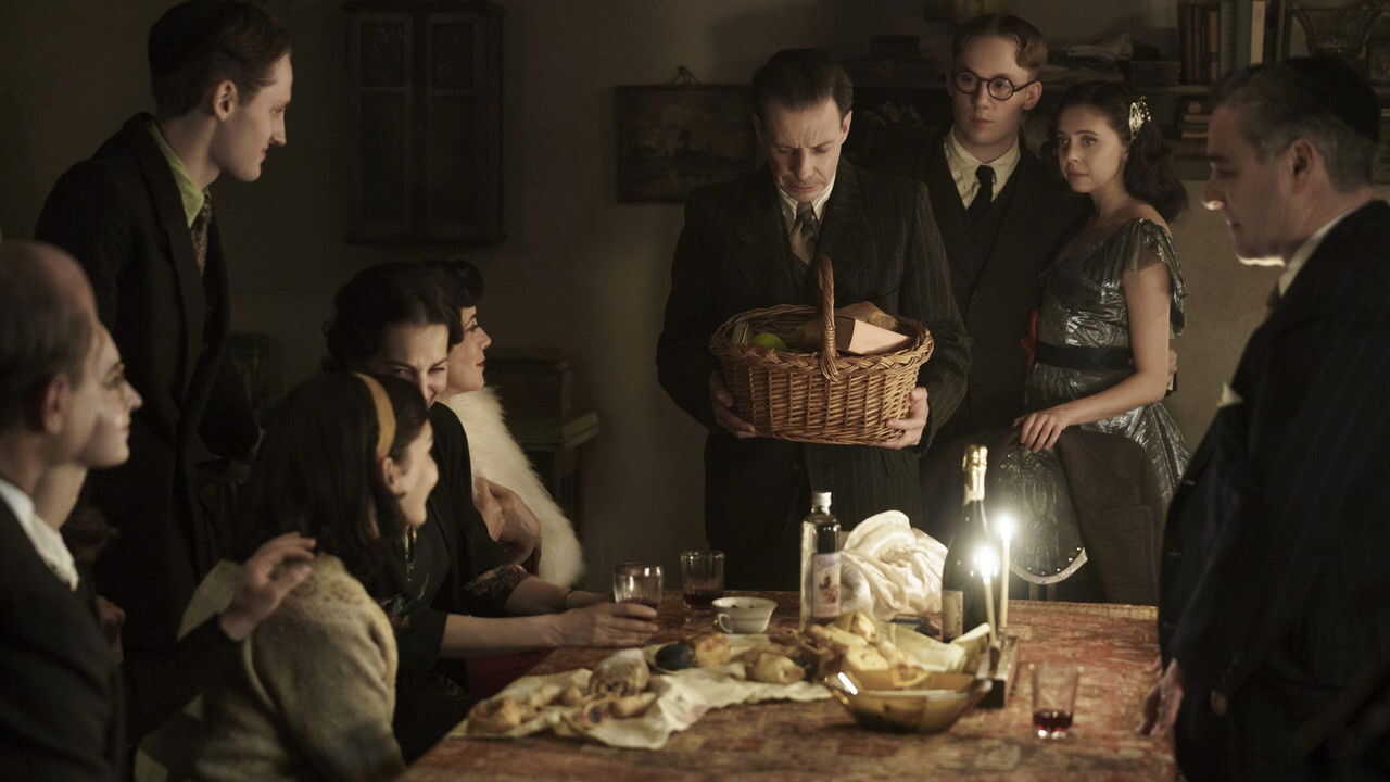 DE - Ein Funken Hoffnung: Anne Franks Helferin (2023) 4