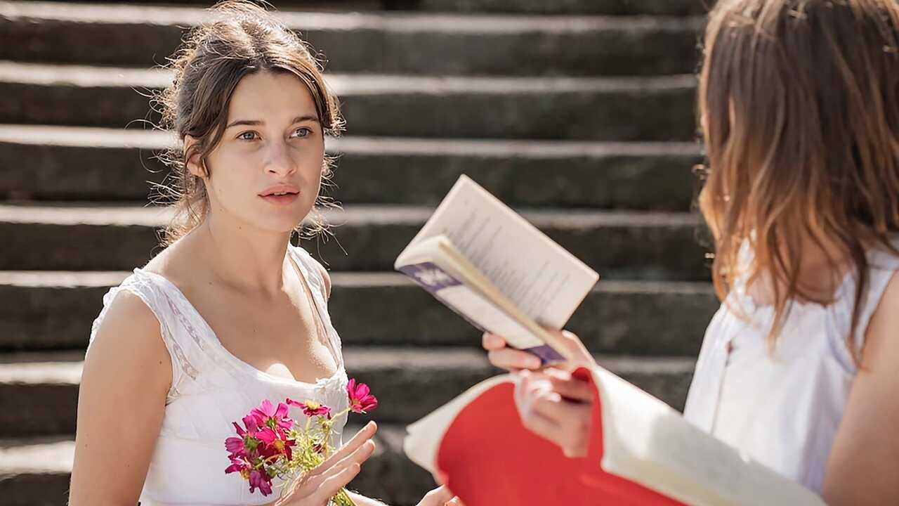 Une jeune fille qui va bien 0