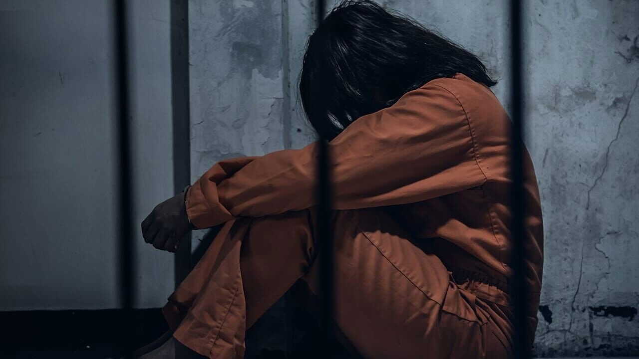 EN - Snapped: Behind Bars (2021) 2