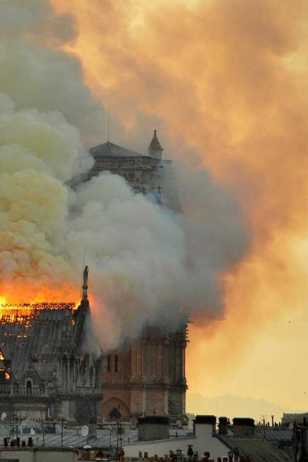 Notre-Dame in Flammen (2022) 0