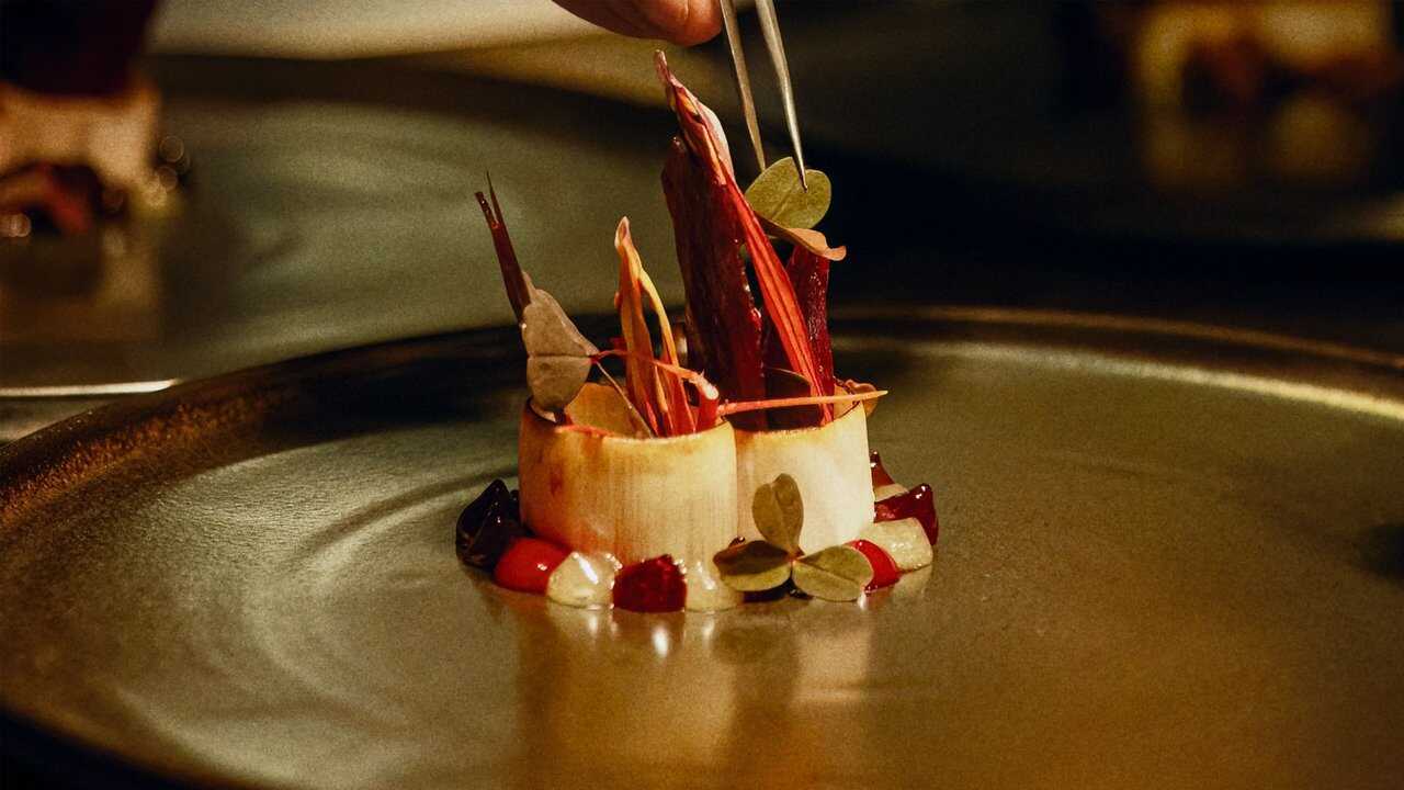 AR - حافة السكين: مطاردة نجوم ميشلان (2025) (GB) 1