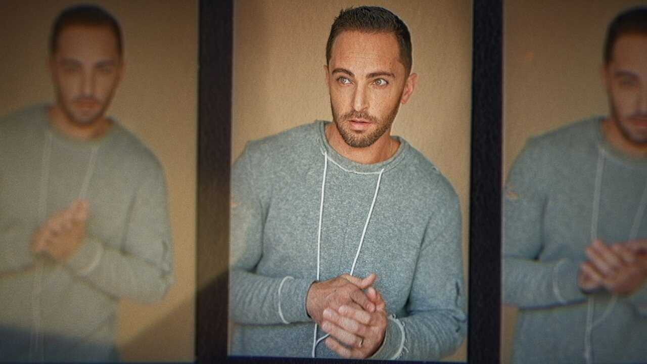 AR - محتال هوليوود: بريق، بريق، احتيال (2025) (US) 1