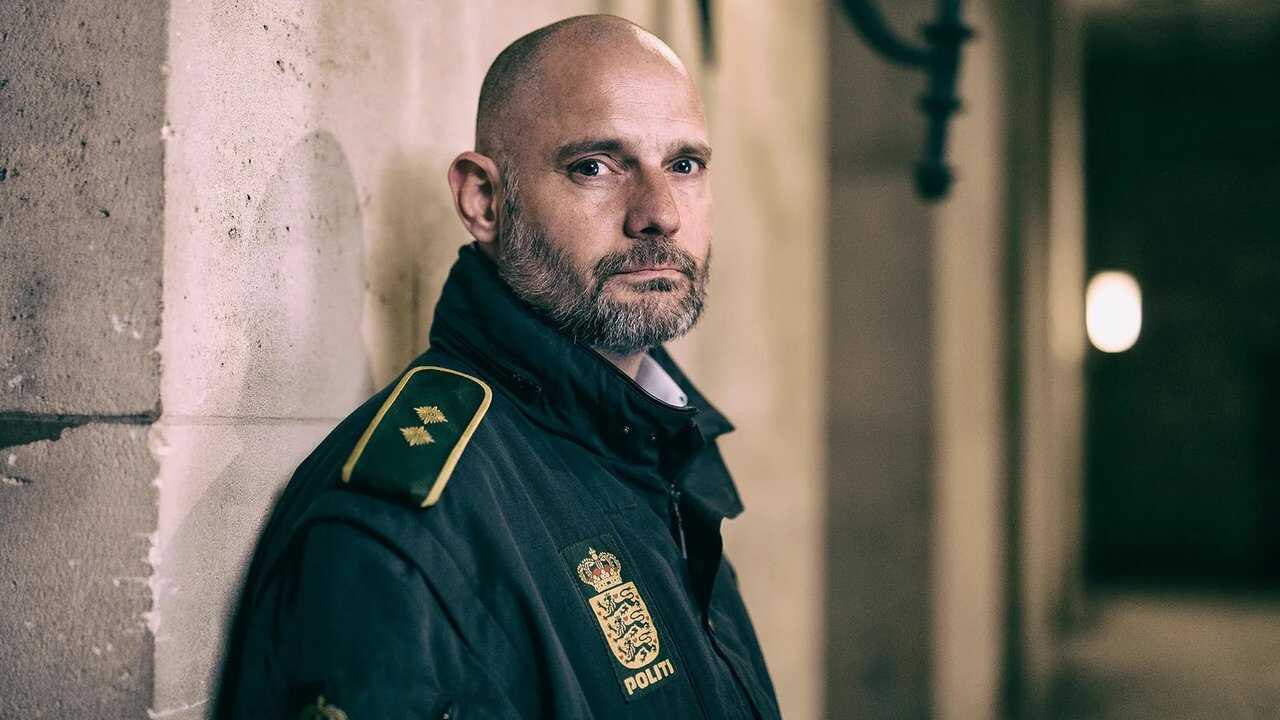 DK - De usårlige betjente (2020) (DK) 0